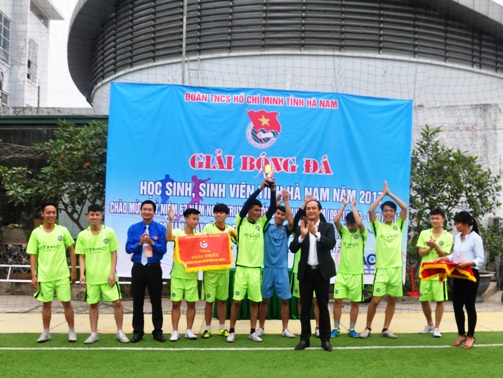 Ban Tổ chức trao cúp và cờ cho đội vô địch